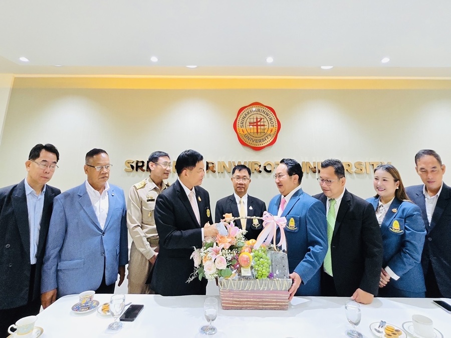 นายกสมาคมศิษย์เก่ามหาวิทยาลัยมหาจุฬาลงกรณราชวิทยาลัยนำคณะมุทิตาจิตยินดีกับอธิการบดี มศว.คนใหม่